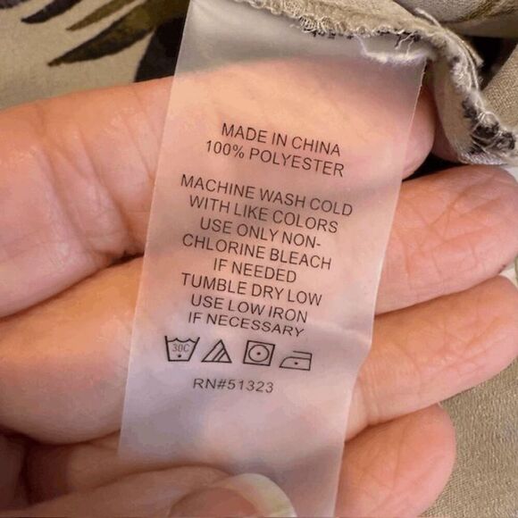 Vince Camuto Flutter Sleeve Floral Blouse Creamy beige Blue Green Flower Size 3X - Picture 6 of 10